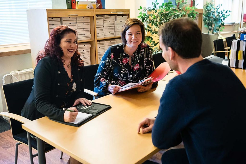 tilitoimisto-auttaa-asiakasta-riikka-lotta